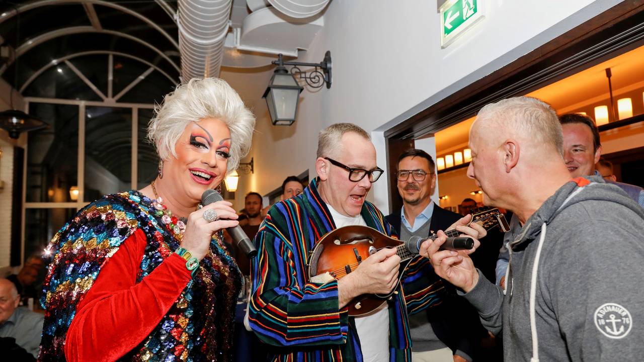 Ken Reise alias Julie Voyage und JP Weber singen.