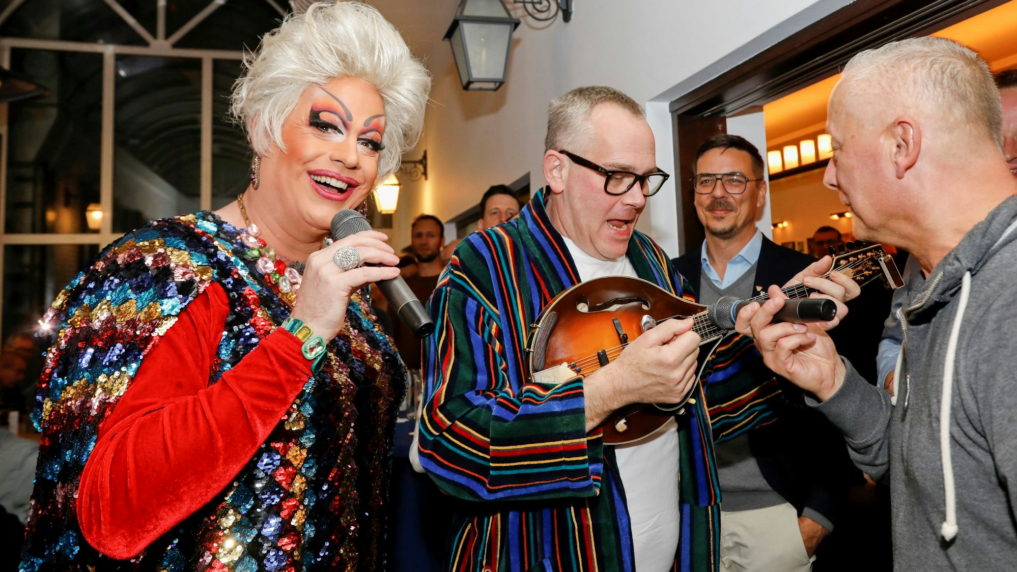 Ken Reise alias Julie Voyage und JP Weber singen.