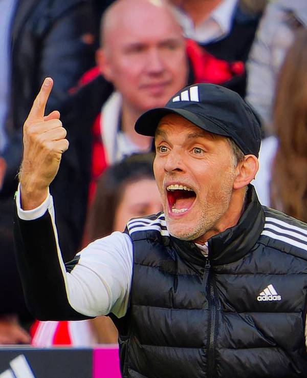 Trainer Thomas Tuchel hält schreiend und mahnend einen Finger in die Luft.