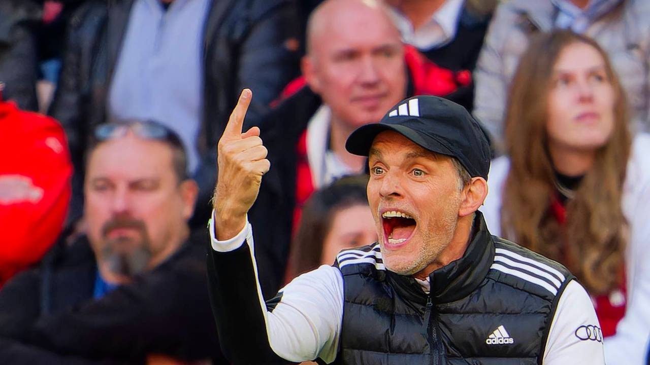 Trainer Thomas Tuchel hält schreiend und mahnend einen Finger in die Luft.