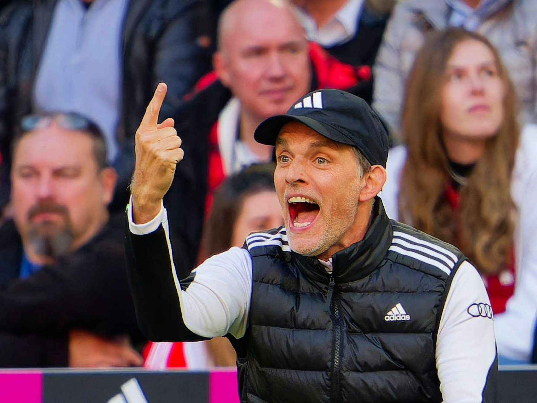 Trainer Thomas Tuchel hält schreiend und mahnend einen Finger in die Luft.