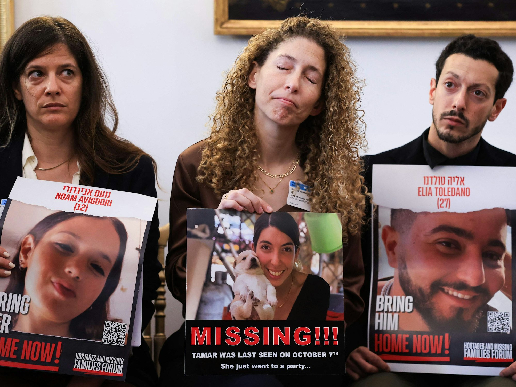 Angehörige und Bekannte halten Bilder von vermissten Personen oder Geiseln während eines Treffens mit einem Kollektiv von Familien von Hamas-Geiseln und Vermissten in der französischen Nationalversammlung in Paris am 31. Oktober 2023.