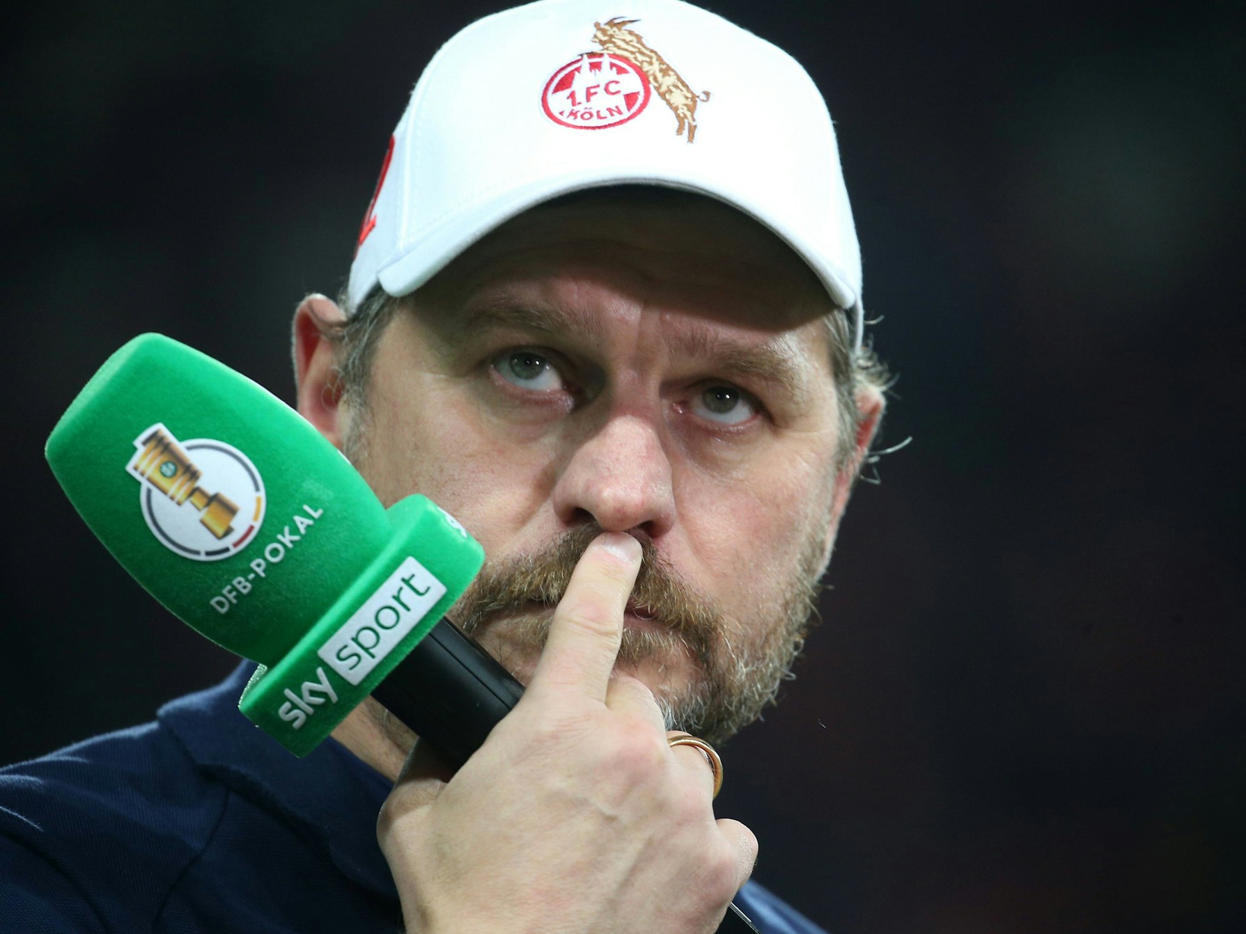 Steffen Baumgart mit Mikrofon vor dem Pokalspiel in Kaiserslautern.