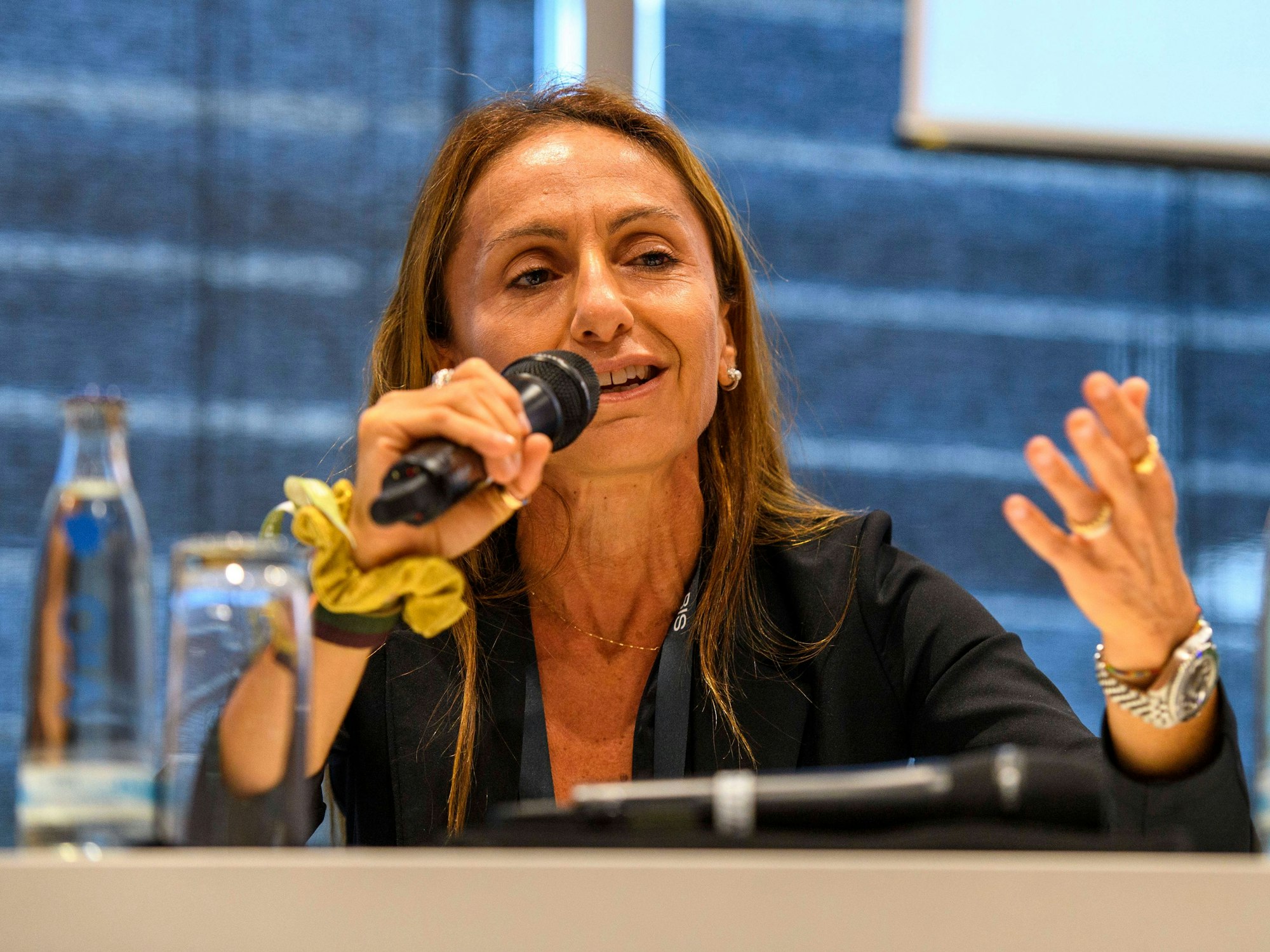 Alice Mascia spricht in ein Mikrofon.