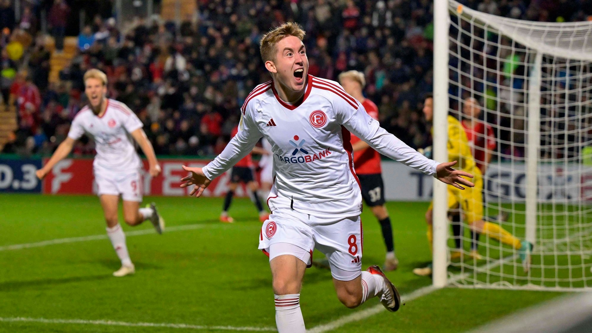Fortuna Düsseldorfs Isak Johannesson bejubelt sein Tor im Spiel bei der SpVgg Unterhaching.
