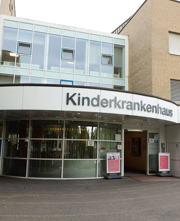 Der Eingang der Kinderklinik in Köln am 17. Juli 2023. Hier wurde die kleine Soraya operiert.