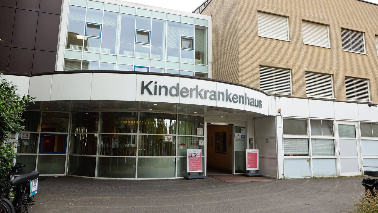 Der Eingang der Kinderklinik in Köln am 17. Juli 2023. Hier wurde die kleine Soraya operiert.