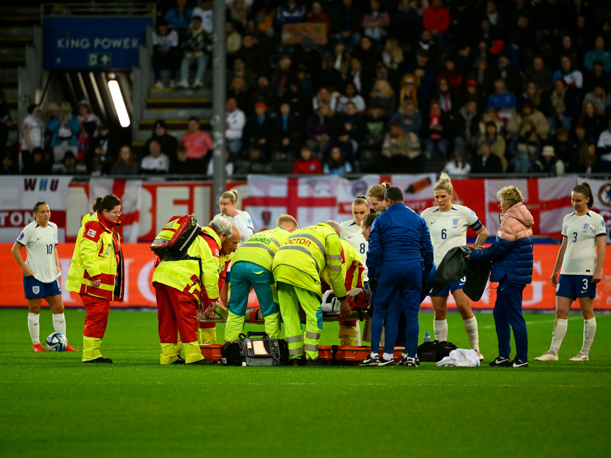 Alex Greenwood muss mit der Trage vom Platz gebracht werden.