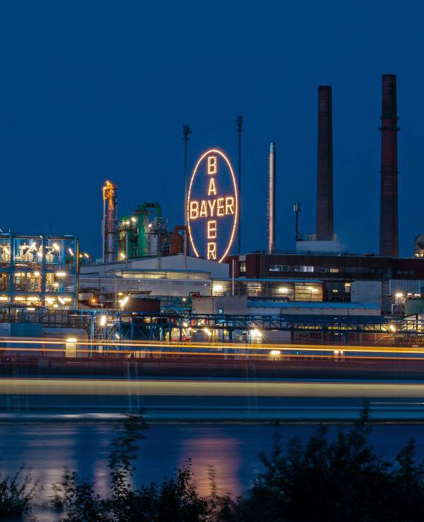 Das Bayer Kreuz, das Logo des Unternehmens, leuchtet auf dem Werksgelände von Bayer in Leverkusen, gegenüber dem Rheinufer in Köln. Der Agrarchemie- und Pharmakonzern Bayer hat in den USA auch den dritten wichtigen Prozess um angeblich krebserregende Produkte der Tochter Monsanto verloren.