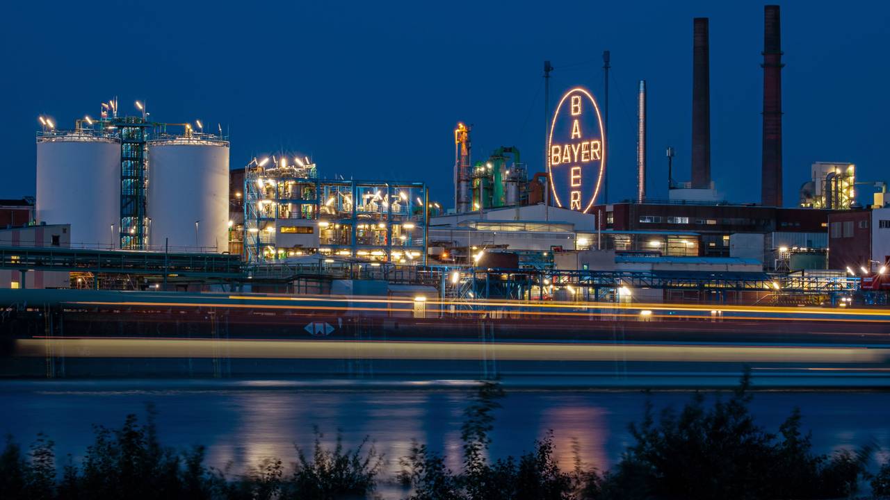 Das Bayer Kreuz, das Logo des Unternehmens, leuchtet auf dem Werksgelände von Bayer in Leverkusen, gegenüber dem Rheinufer in Köln. Der Agrarchemie- und Pharmakonzern Bayer hat in den USA auch den dritten wichtigen Prozess um angeblich krebserregende Produkte der Tochter Monsanto verloren.