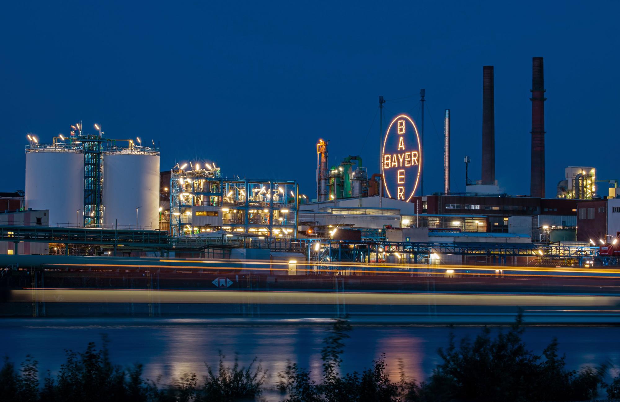 Das Bayer Kreuz, das Logo des Unternehmens, leuchtet auf dem Werksgelände von Bayer in Leverkusen, gegenüber dem Rheinufer in Köln. Der Agrarchemie- und Pharmakonzern Bayer hat in den USA auch den dritten wichtigen Prozess um angeblich krebserregende Produkte der Tochter Monsanto verloren.