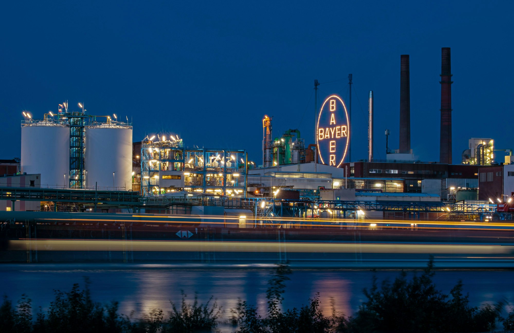 Das Bayer Kreuz, das Logo des Unternehmens, leuchtet auf dem Werksgelände von Bayer in Leverkusen, gegenüber dem Rheinufer in Köln. Der Agrarchemie- und Pharmakonzern Bayer hat in den USA auch den dritten wichtigen Prozess um angeblich krebserregende Produkte der Tochter Monsanto verloren.