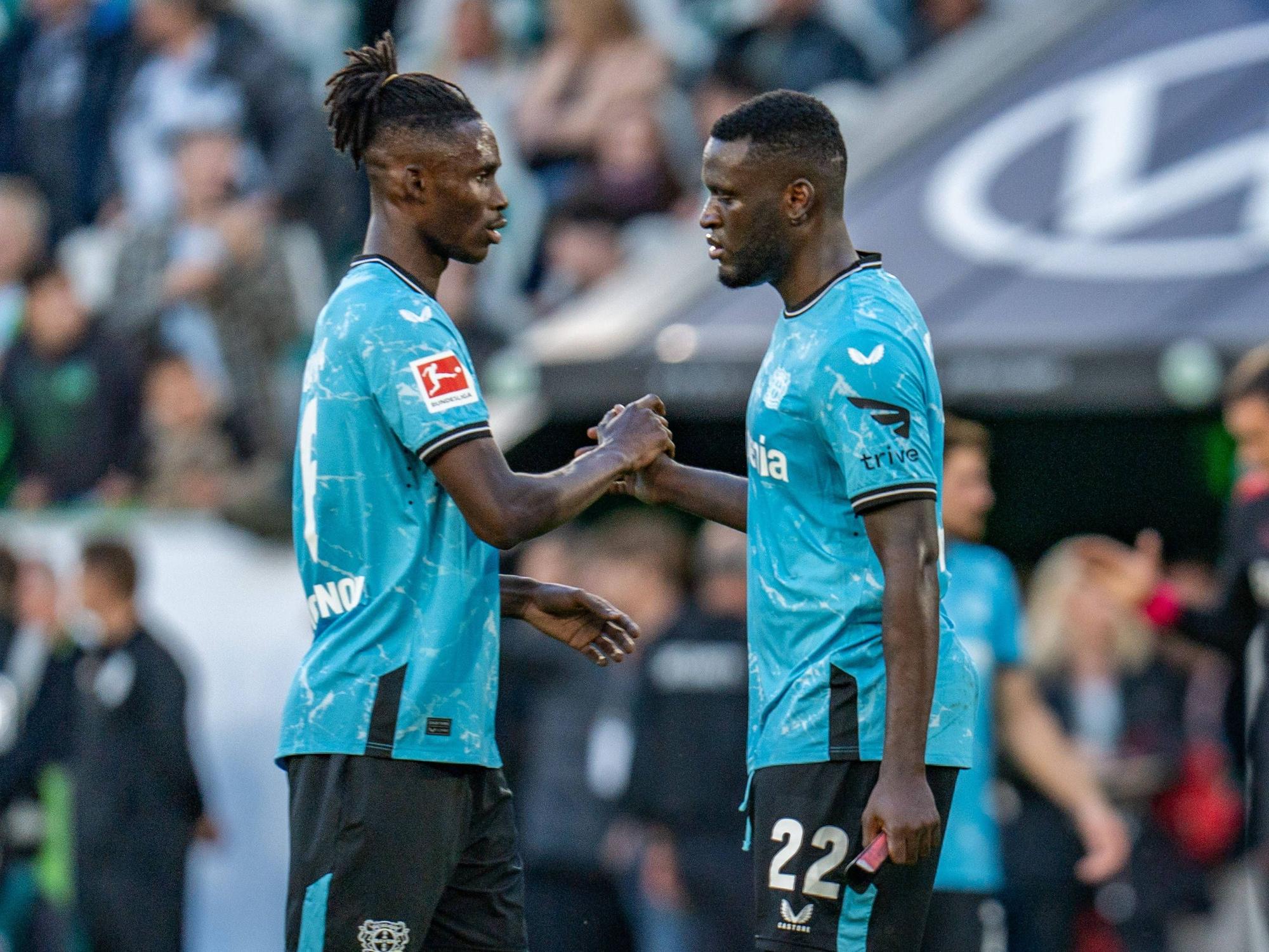 Leverkusens Odilon Kossounou (l.) und Victor Boniface klatschen sich ab.