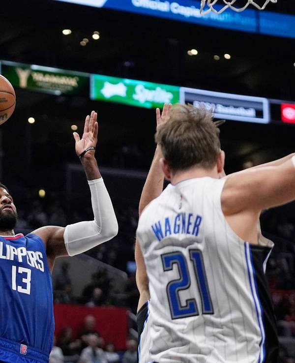 Paul George (l.) setzt zum Wurf an, Orlandos Moritz Wagner versucht zu blocken.