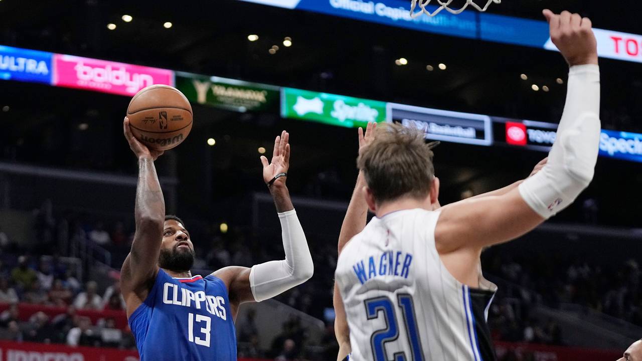 Paul George (l.) setzt zum Wurf an, Orlandos Moritz Wagner versucht zu blocken.