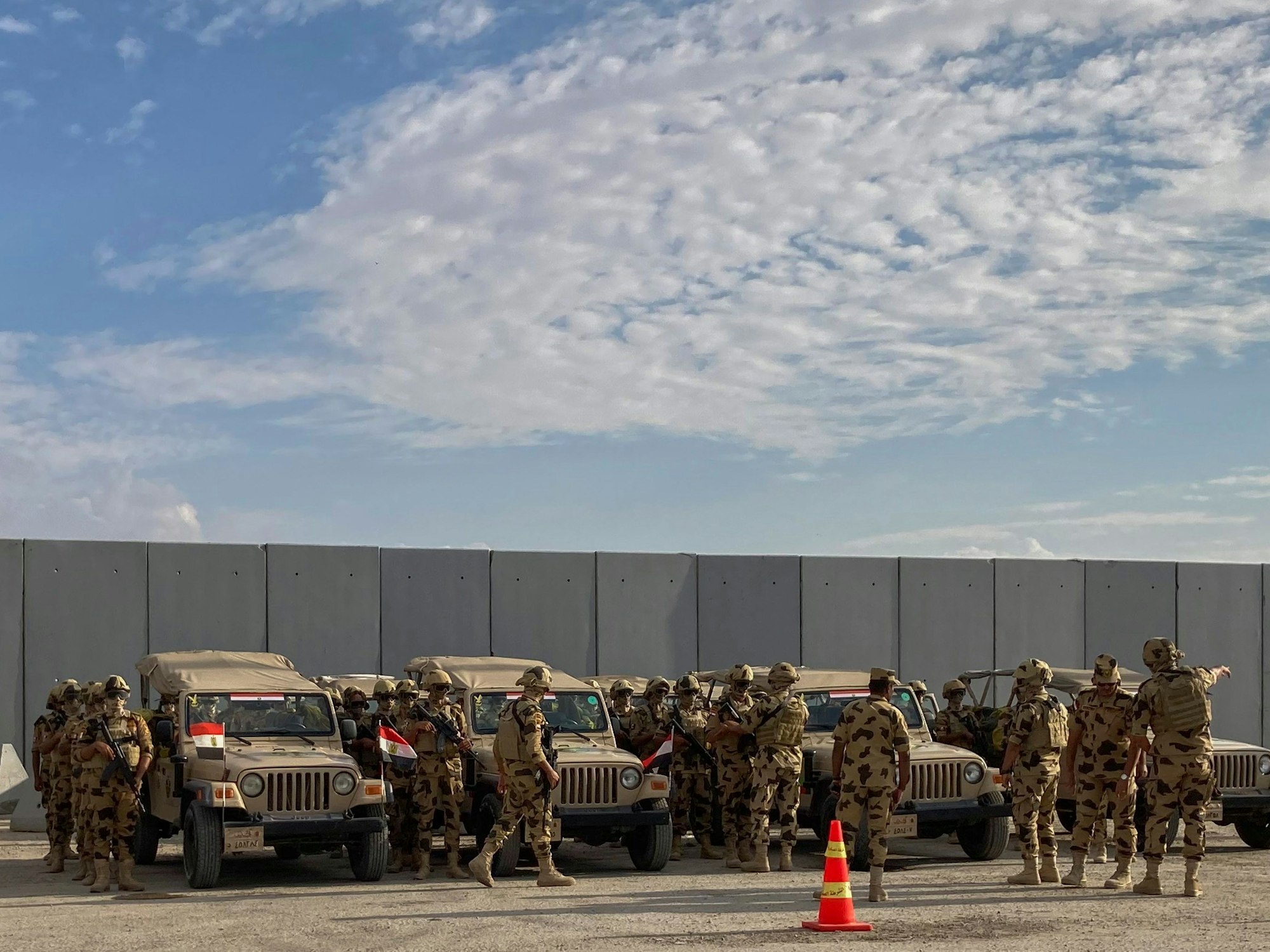 Militärpersonal steht in Alarmbereitschaft auf der ägyptischen Seite des Grenzübergangs in Rafah zwischen Ägypten und dem Gazastreifen.