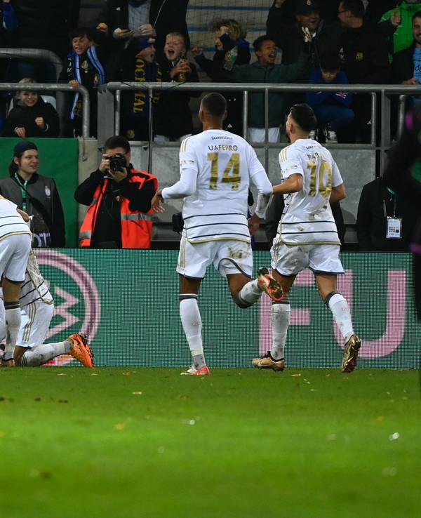 Der 1. FC Saarbrücken jubelt über den historischen Pokal-Triumph gegen den FC Bayern München.