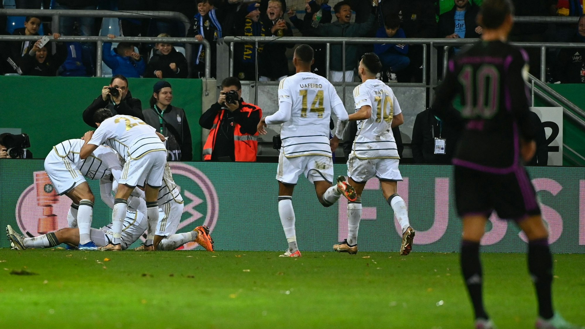 Der 1. FC Saarbrücken jubelt über den historischen Pokal-Triumph gegen den FC Bayern München.