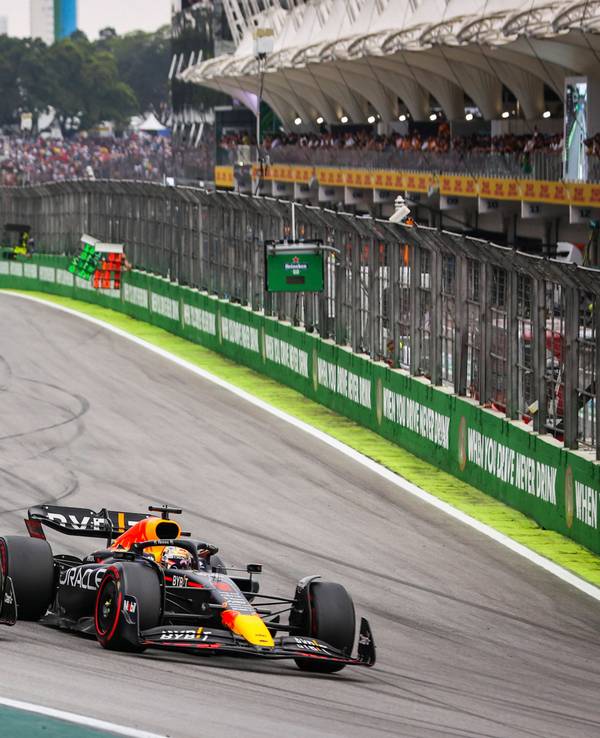 Die Red-Bull-Piloten Max Verstappen und Sergio Perez fahren über die Strecke