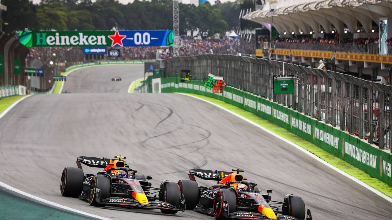 Die Red-Bull-Piloten Max Verstappen und Sergio Perez fahren über die Strecke