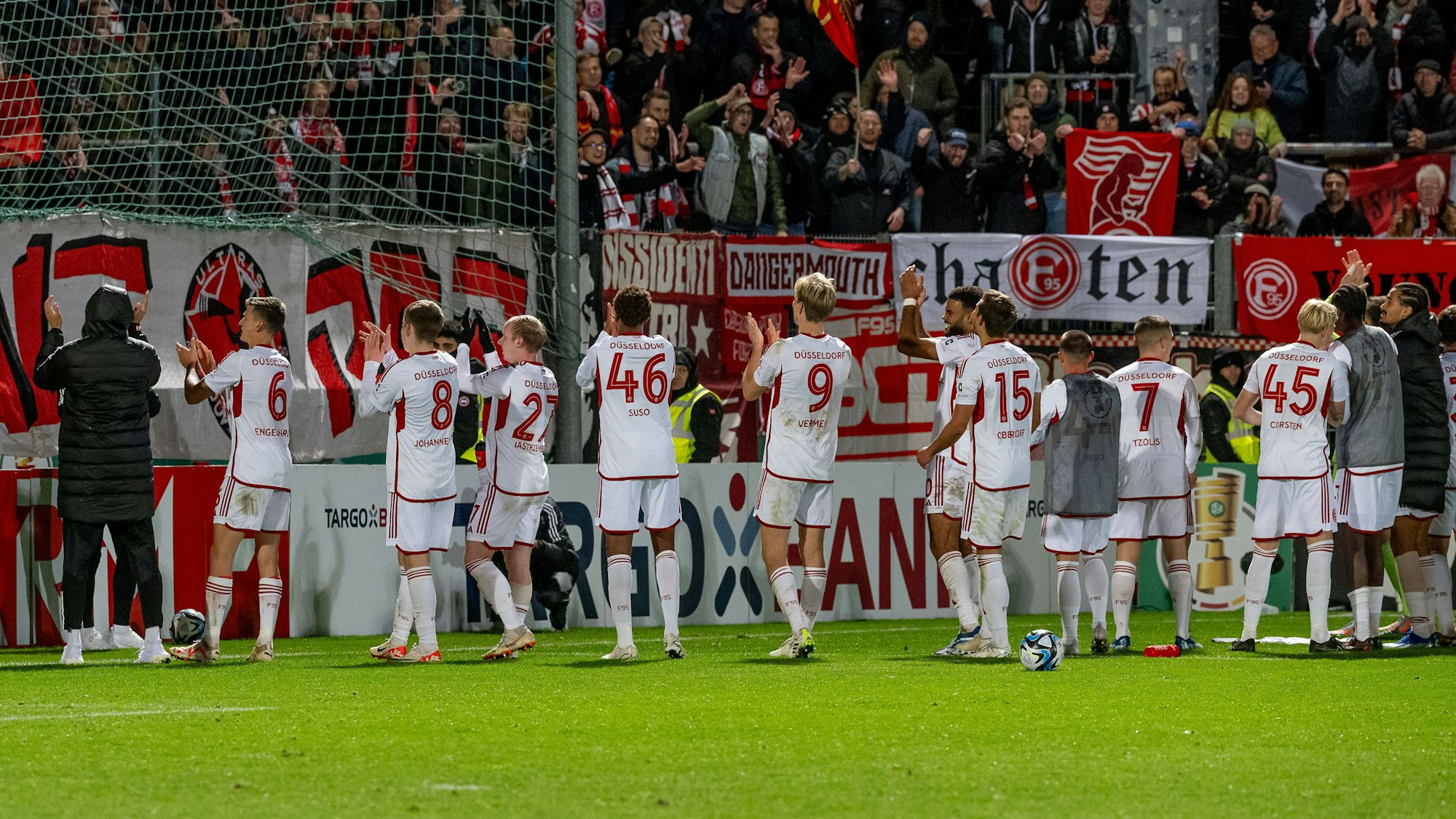 Die Spieler von Fortuna Düsseldorf feiern nach dem Pokal-Erfolg beim bayrischen Drittligisten SpVgg Unterhaching mit ihren Fans.