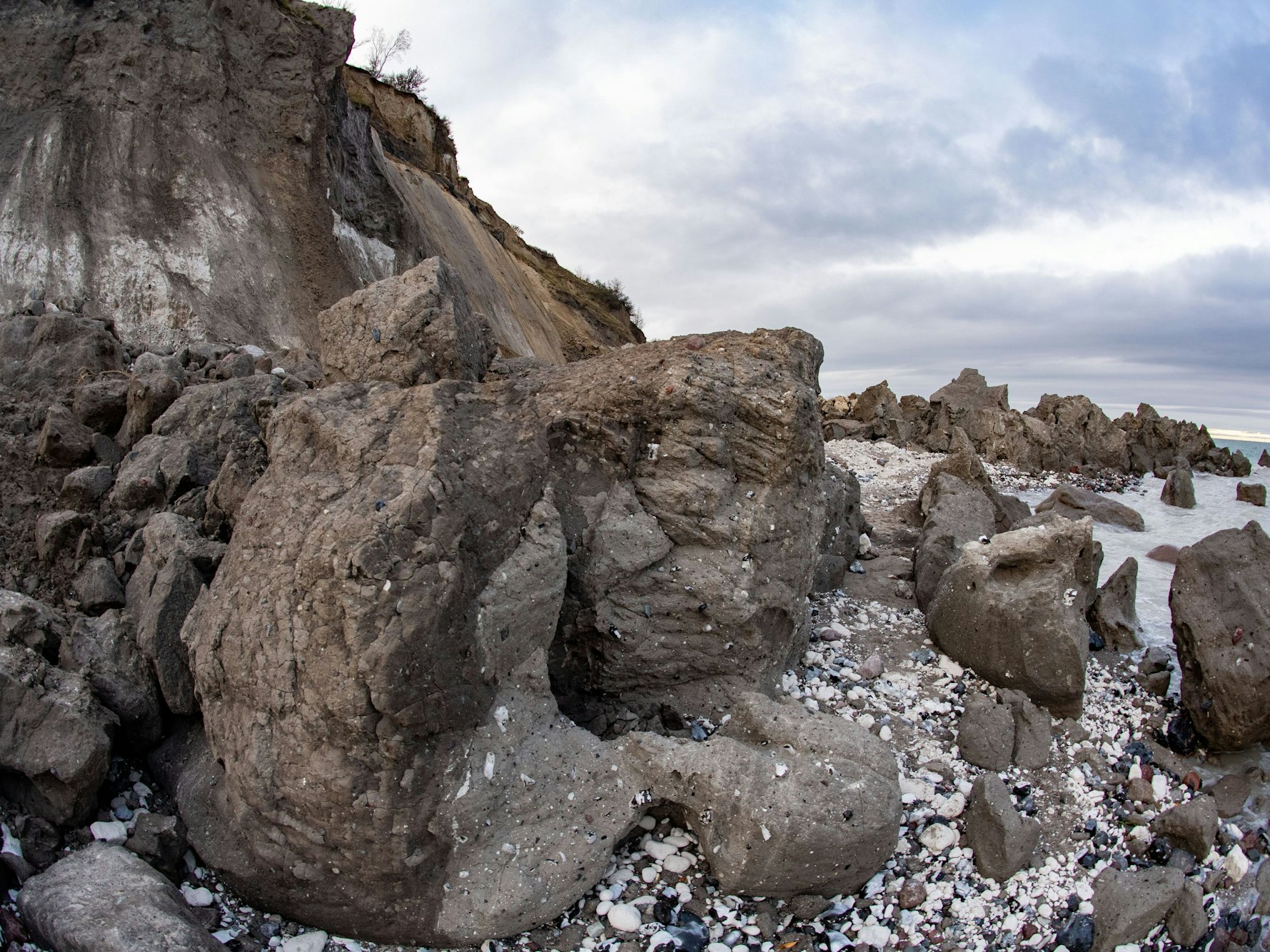 Kreide- und Mergelmassen liegen am Strand unterhalb der slawischen Tempelburg am Kap Arkona.