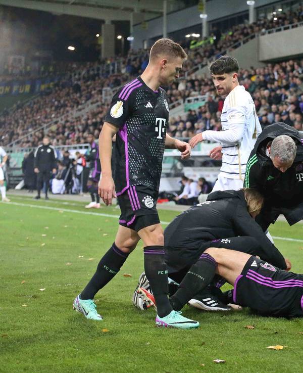 Matthijs de Ligt liegt nach seiner Knieverletzung im Pokalspiel beim 1. FC Saarbrücken am Boden.