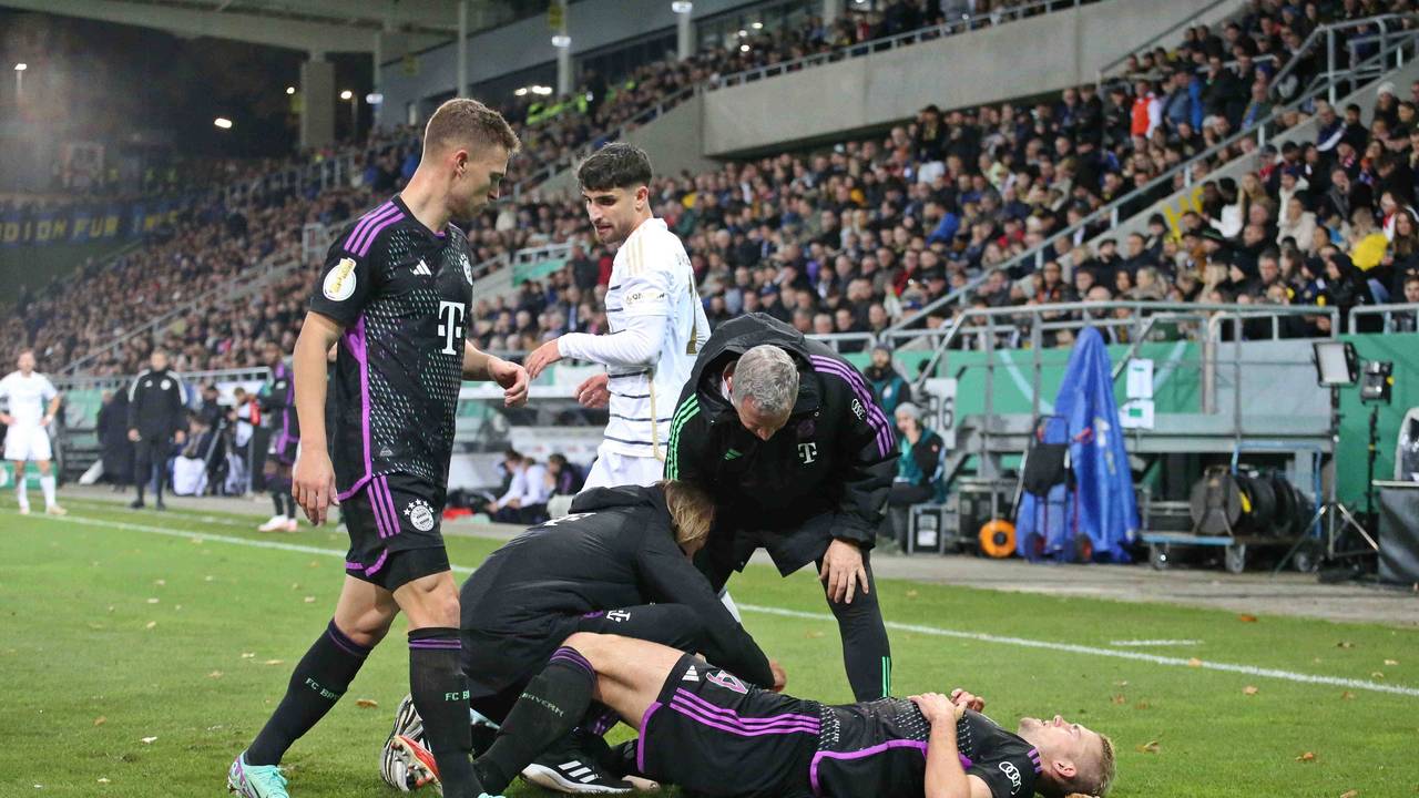Matthijs de Ligt liegt nach seiner Knieverletzung im Pokalspiel beim 1. FC Saarbrücken am Boden.