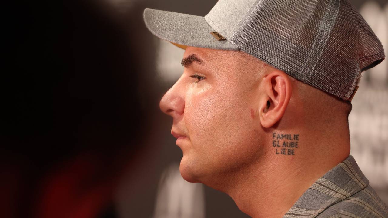 Pietro Lombardi, Sänger, steht auf dem roten Teppich der McDonald's Benefiz Gala 2023.