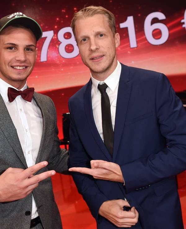 Sänger Pietro Lombardi und Comedian Oliver Pocher stehen am 03. Dezember 2016 in Berlin bei der Spendengala „Ein Herz für Kinder“ auf der Bühne.