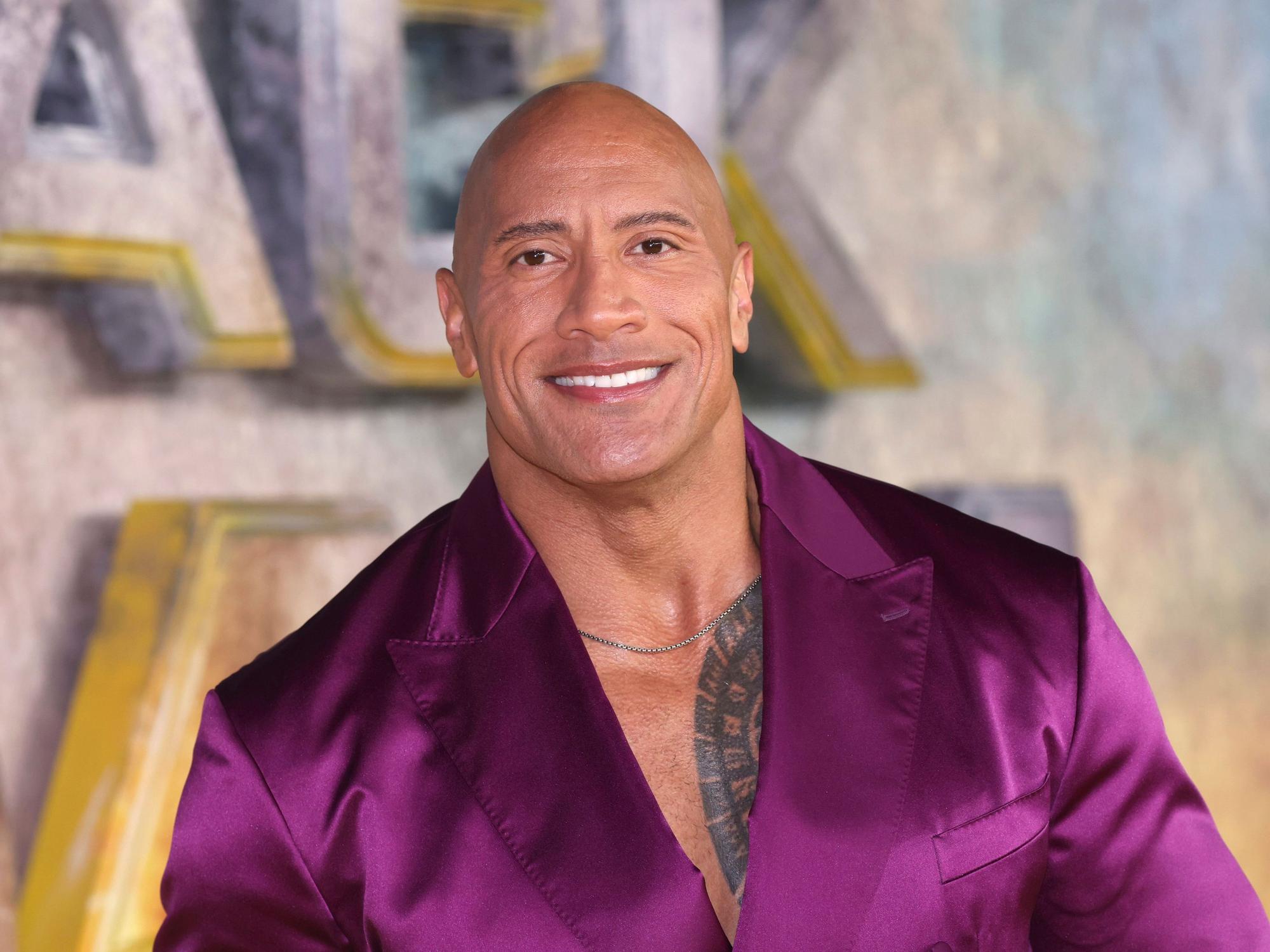 Dwayne Johnson kommt zur Premiere des Films „Black Adam“.