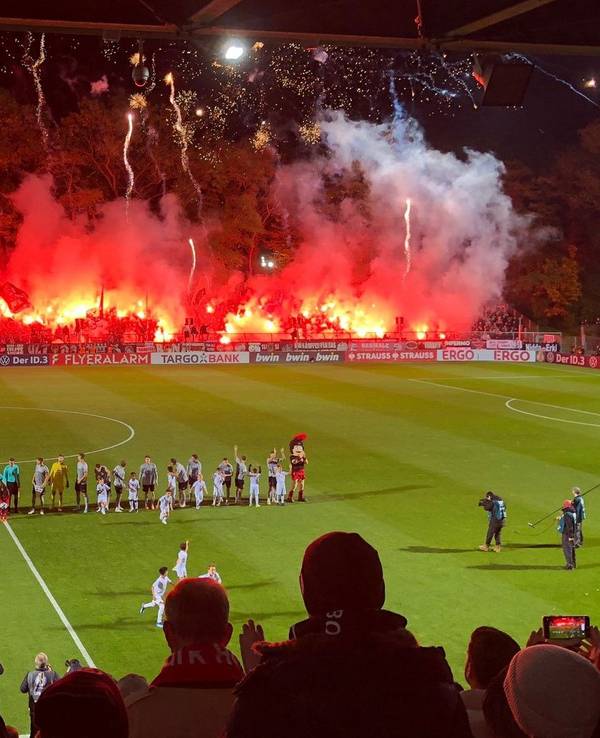 Feuerwerk im Block von Eintracht Frankfurt beim Spiel im DFB-Pokal bei Viktoria Köln.