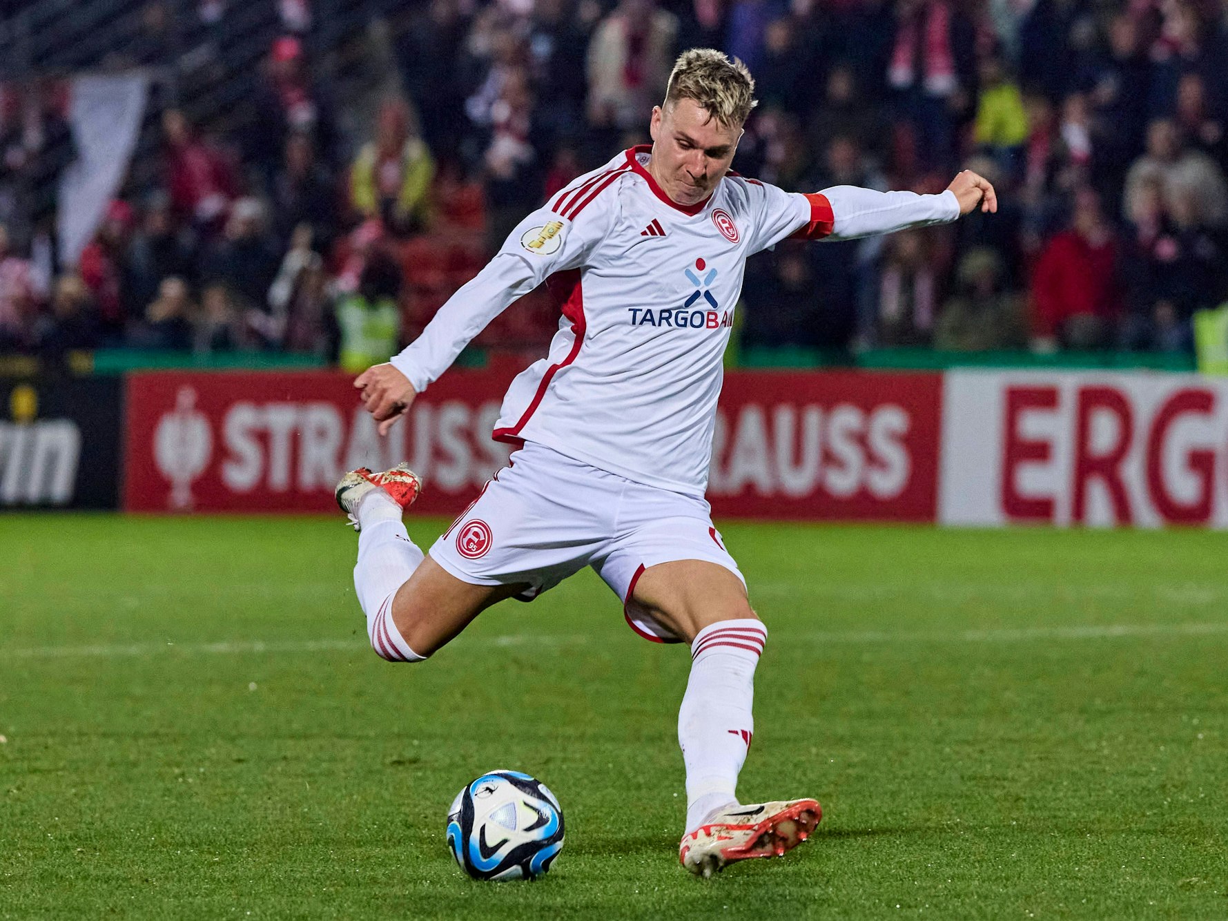 Felix Klaus zieht im Pokal-Spiel in Unterhaching ab.