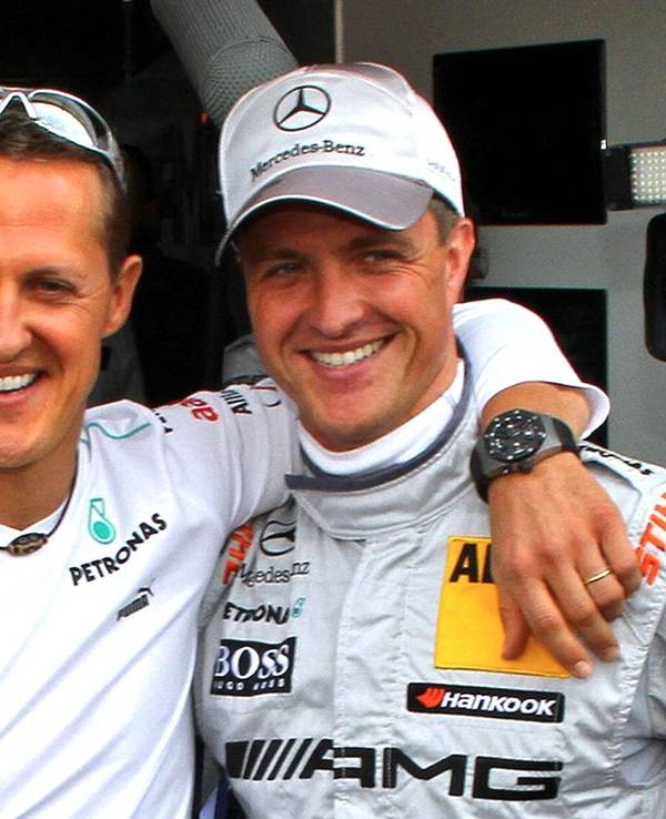 Michael und Ralf Schumacher posieren auf einem gemeinsamen Foto.