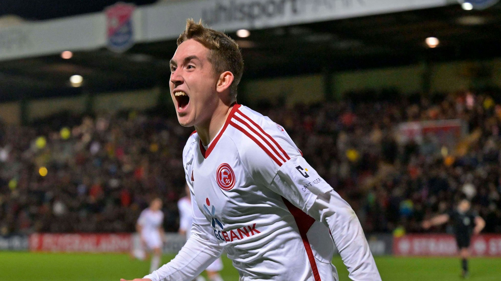 Isak Johannesson bejubelt sein Tor im Pokal-Spiel bei der SpVgg Unterhaching.