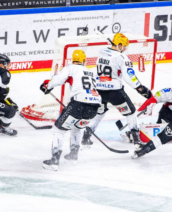Getümmel vor dem Tor beim Spiel in der DEL zwischen den Kölner Haien und den Fischtown Pinguins Bremerhaven.