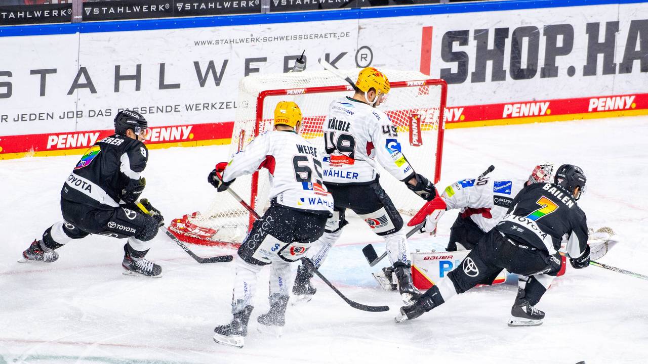 Getümmel vor dem Tor beim Spiel in der DEL zwischen den Kölner Haien und den Fischtown Pinguins Bremerhaven.