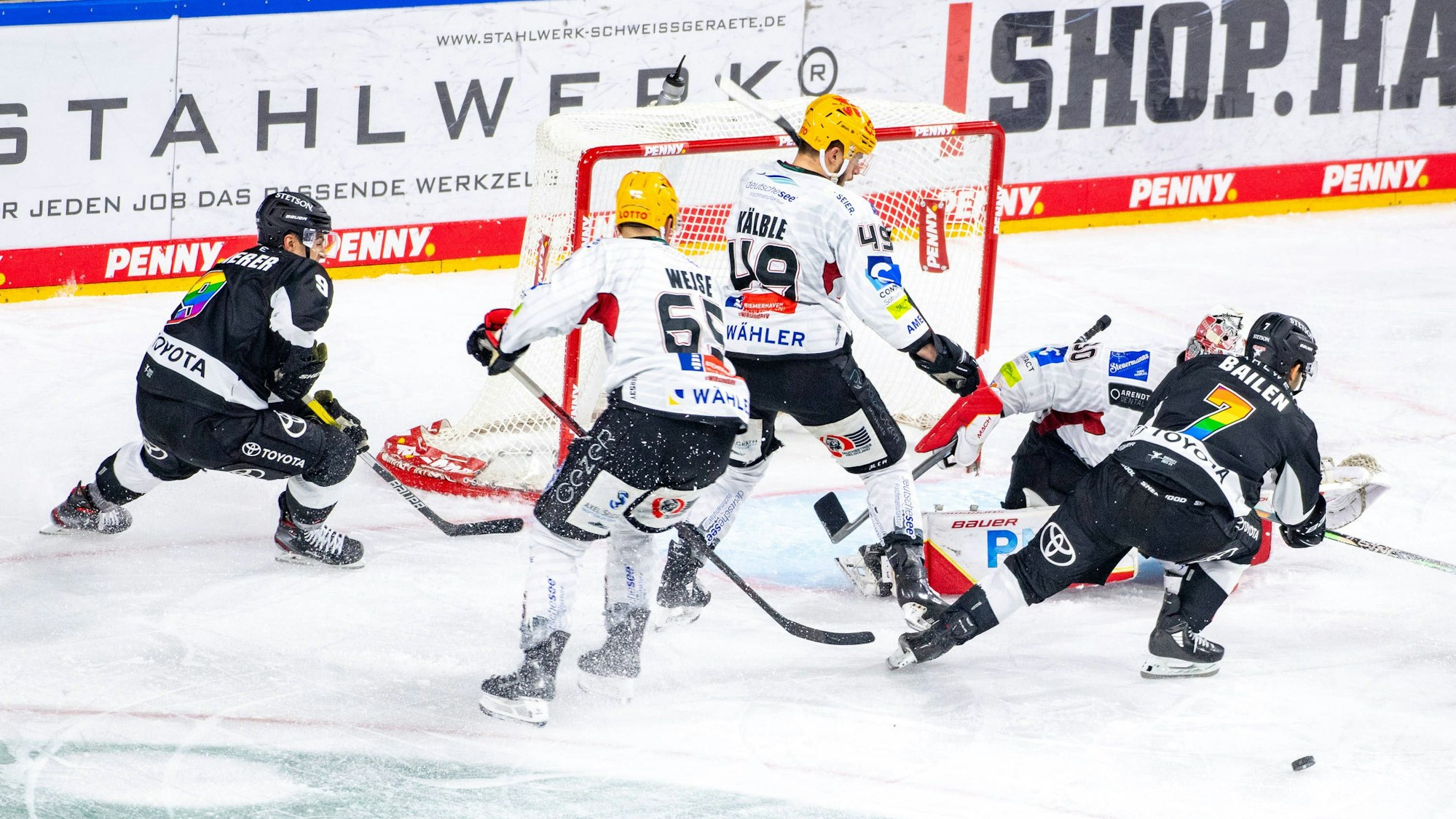 Getümmel vor dem Tor beim Spiel in der DEL zwischen den Kölner Haien und den Fischtown Pinguins Bremerhaven.