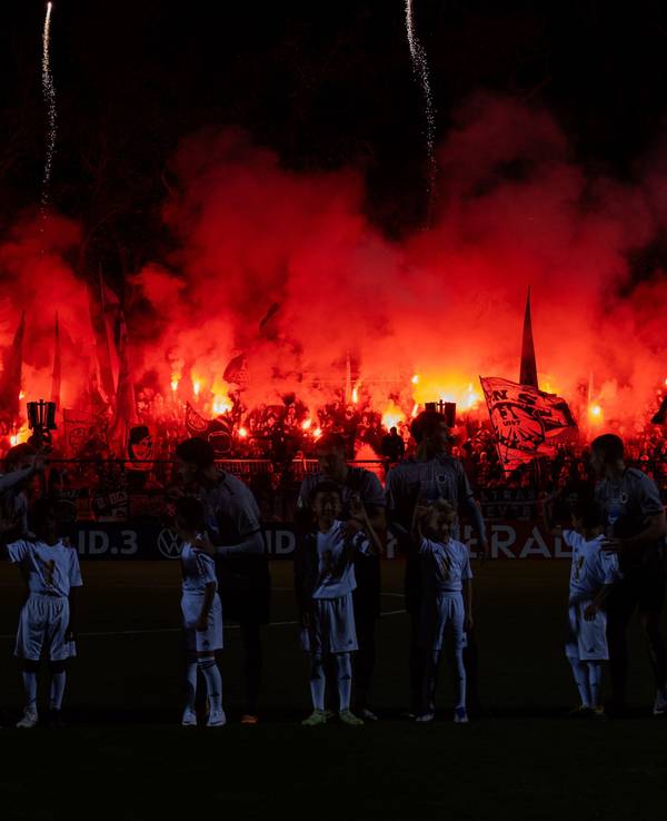 Die Fans von Eintracht Frankfurt zünden ein Feuerwerk vor dem Spiel im DFB-Pokal bei Viktoria Köln.