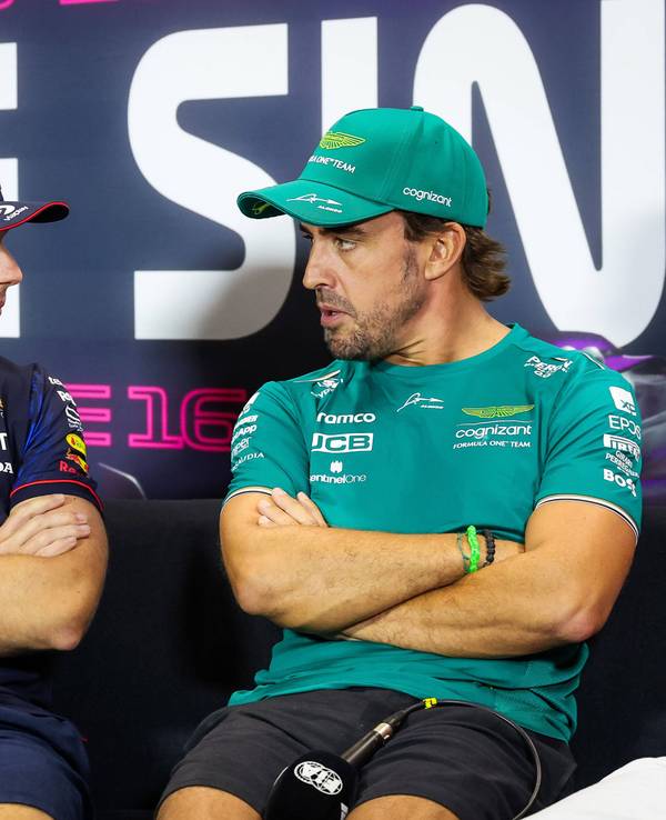 Max Verstappen und Fernando Alonso blicken sich vor dem Rennen der Formel 1 in Singapur bei einer Pressekonferenz tief in die Augen.