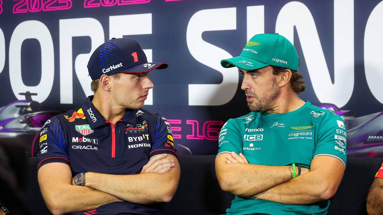 Max Verstappen und Fernando Alonso blicken sich vor dem Rennen der Formel 1 in Singapur bei einer Pressekonferenz tief in die Augen.