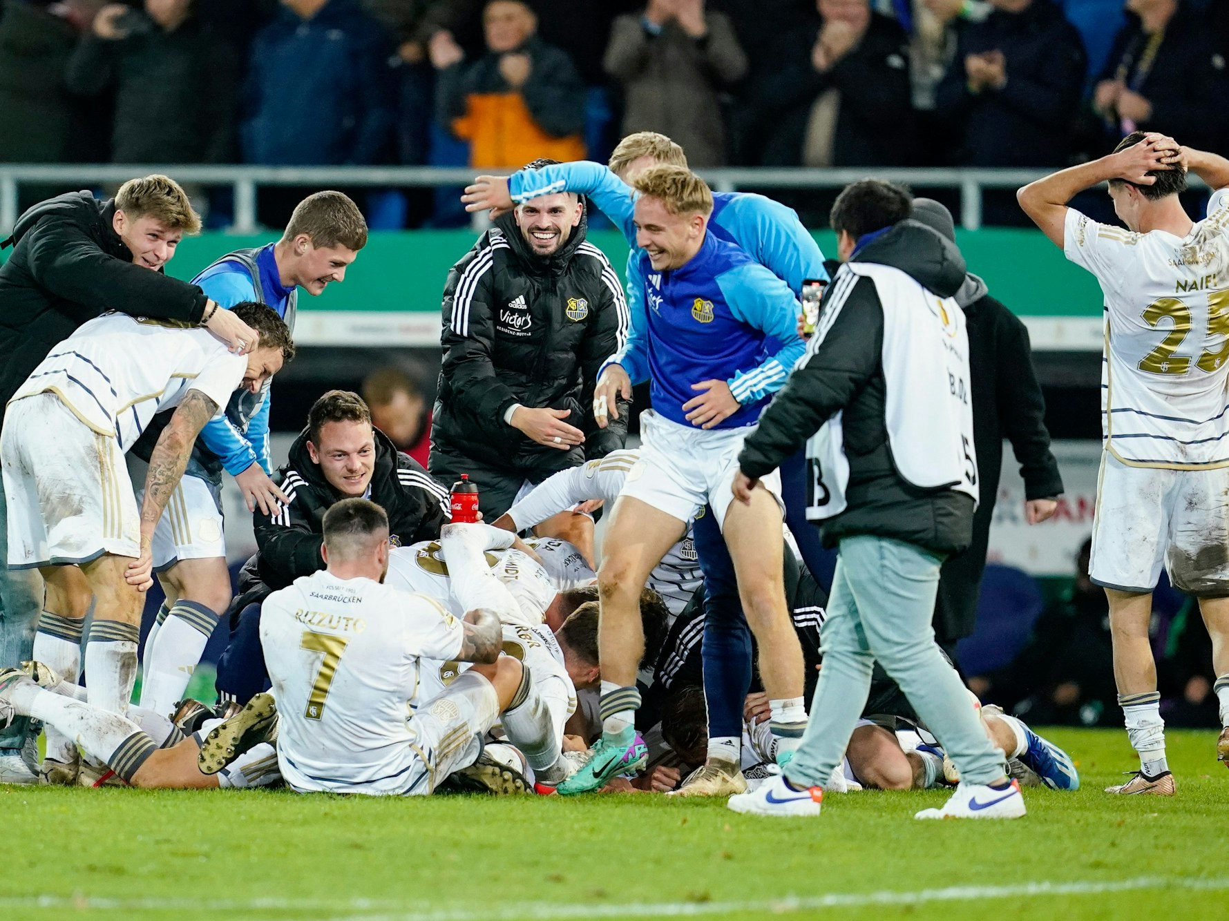 Saarbrückens Mannschaft jubelt über den Sieg.