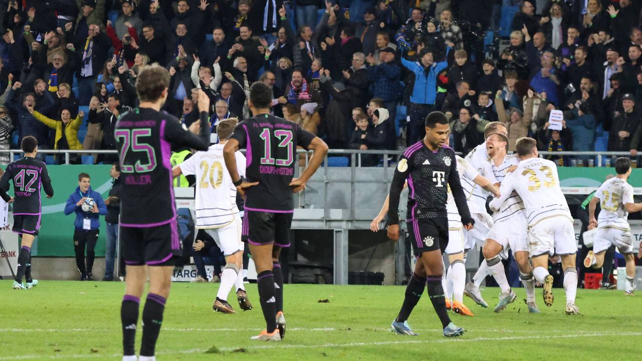 Der Außenseiter aus Saarbrücken jubelt, der turmhohe Favorit aus München ist nach dem Spiel im DFB-Pokal geschlagen.