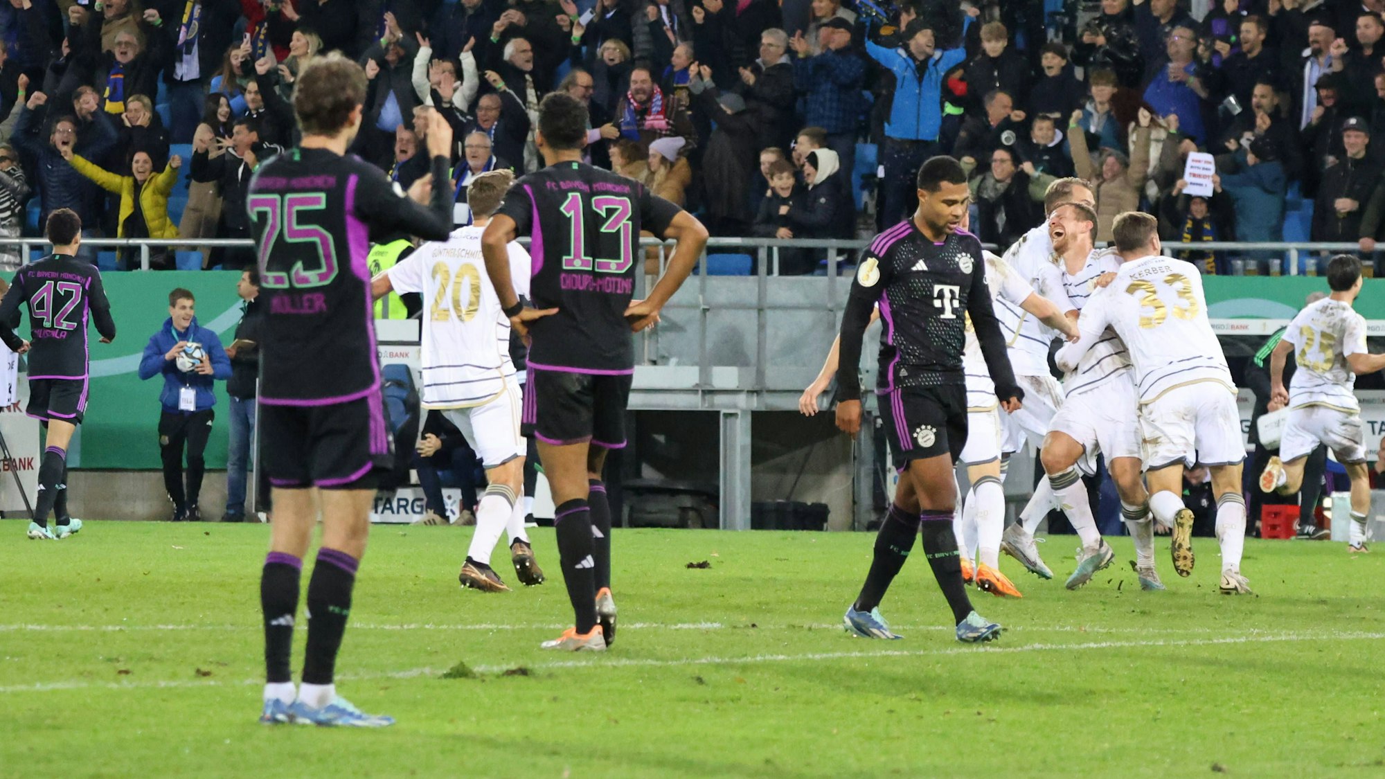 Der Außenseiter aus Saarbrücken jubelt, der turmhohe Favorit aus München ist nach dem Spiel im DFB-Pokal geschlagen.
