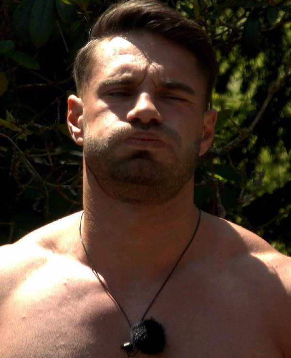 Aleks Petrovic im „Sommerhaus der Stars“ bläst seine Backen mit Luft auf.