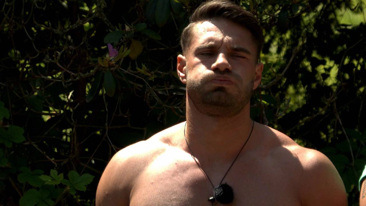 Aleks Petrovic im „Sommerhaus der Stars“ bläst seine Backen mit Luft auf.