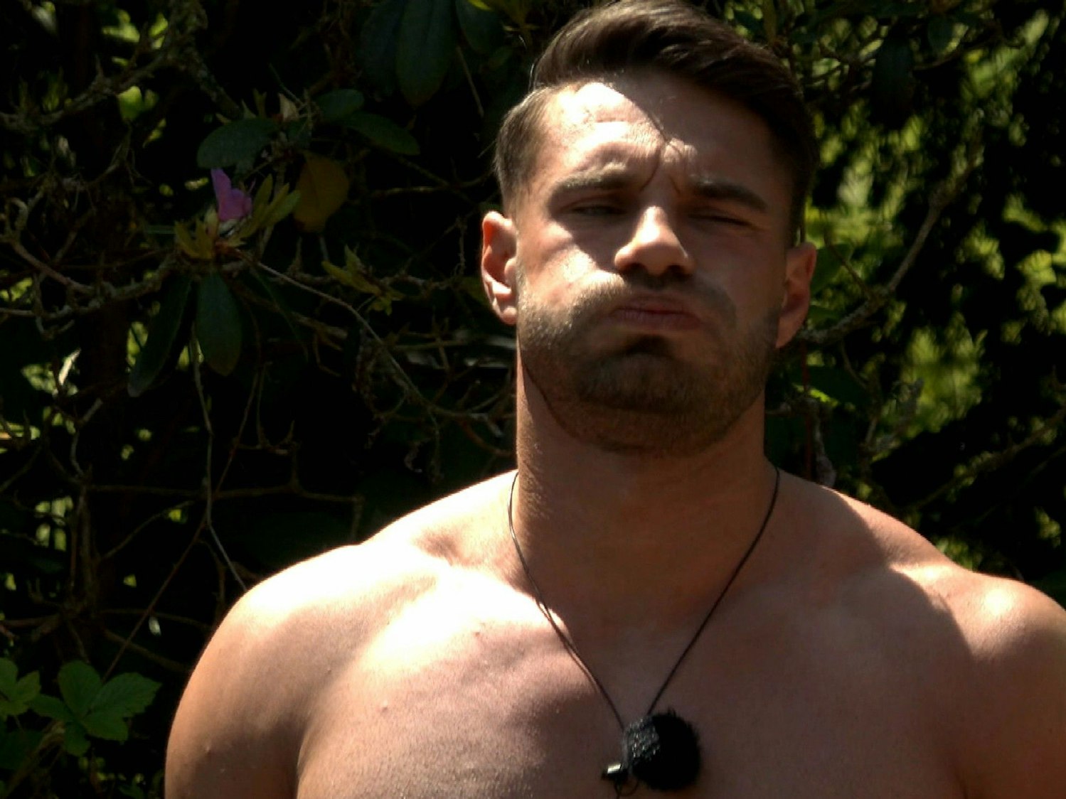 Aleks Petrovic im „Sommerhaus der Stars“ bläst seine Backen mit Luft auf.