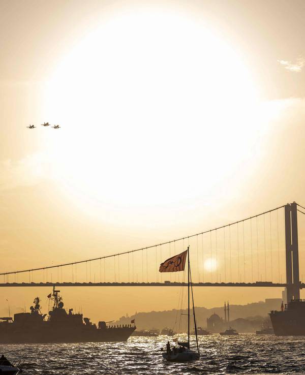 Blick auf die Brücke der Märtyrer des 15. Juli in Istanbul, die über den Bosporus führt.