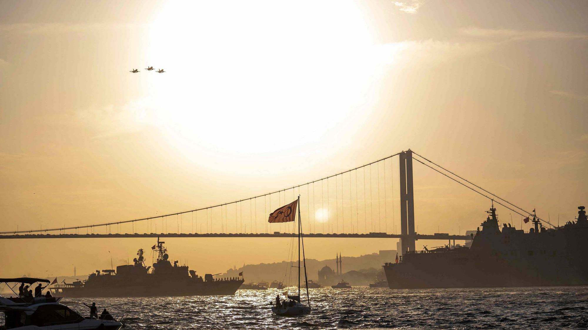 Blick auf die Brücke der Märtyrer des 15. Juli in Istanbul, die über den Bosporus führt.