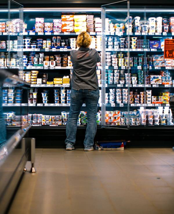 Eine Mitarbeiterin im Einzelhandel räumt am 3. April 2020 Regale in einem REWE-Markt in Essen-Altenessen ein.